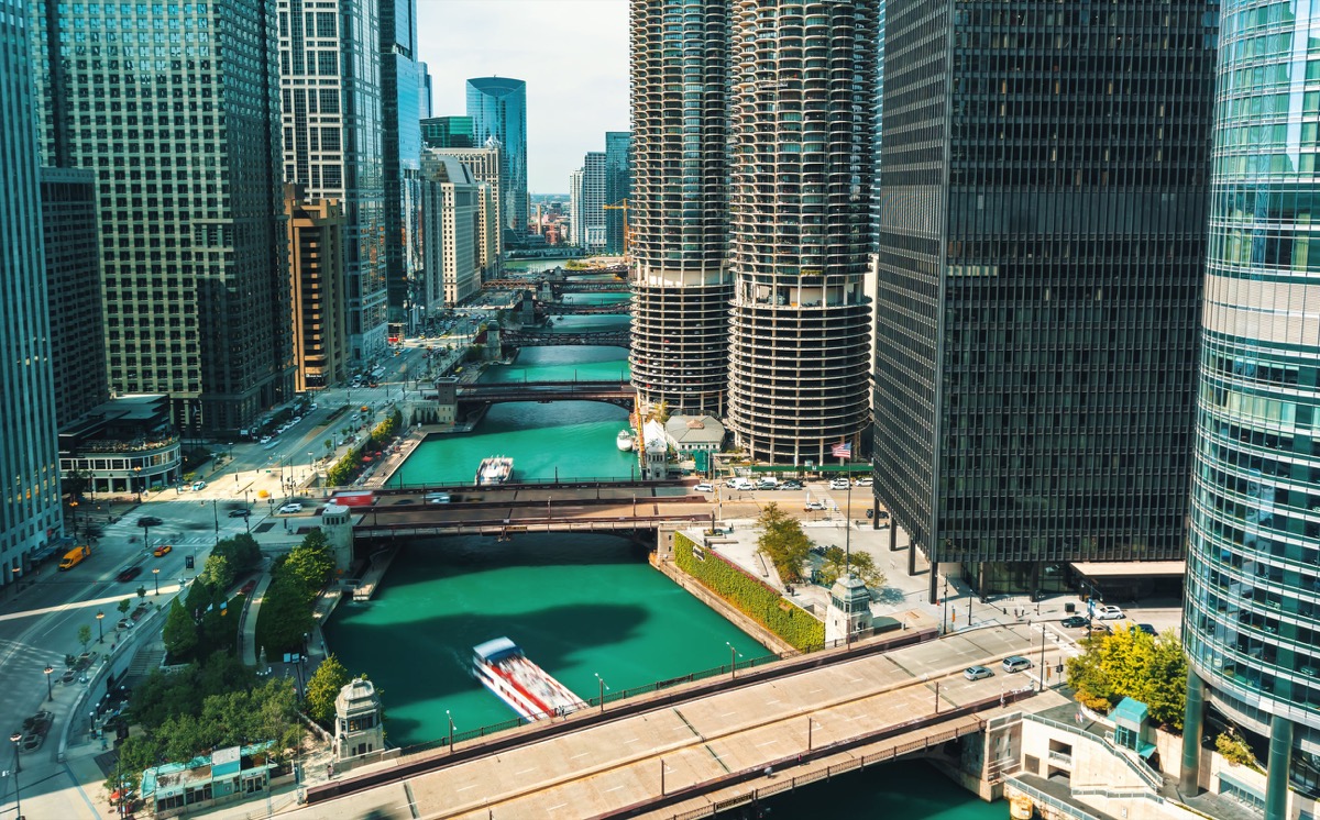 Chicago River with boats and traffic in Downtown Chicago